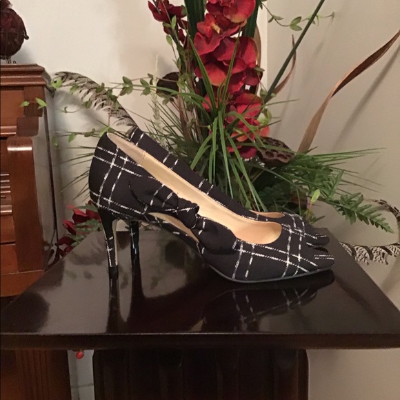 Isaac Mizrahi - Black & White Patterned Pumps - Picture 2 of 7